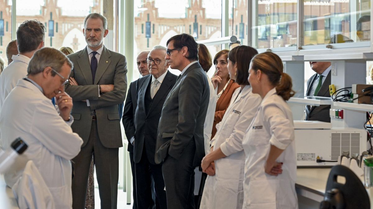 S. M. el Rey, Isidro Fainé y Salvador Illa escuchando a los investigadores del 'CaixaResearch Institute'.