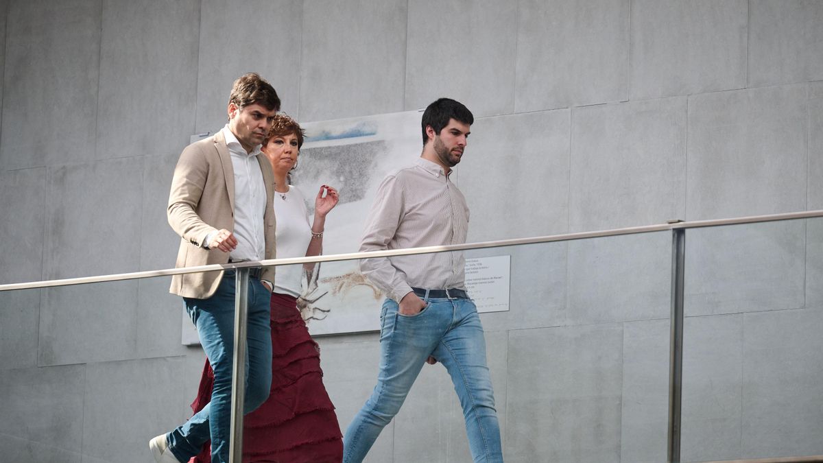 Ainhoa Unzu, del PSN, tras una reunión con los socios de gobierno Pablo Azcona, de Geroa Bai, y Carlos Guzmán, de Contigo/Zurekin.