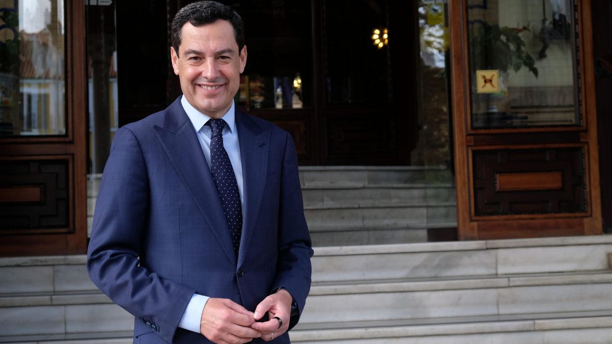 El presidente andaluz, tras la entrevista, a las puertas del Hotel Alfonso XIII de Sevilla.
