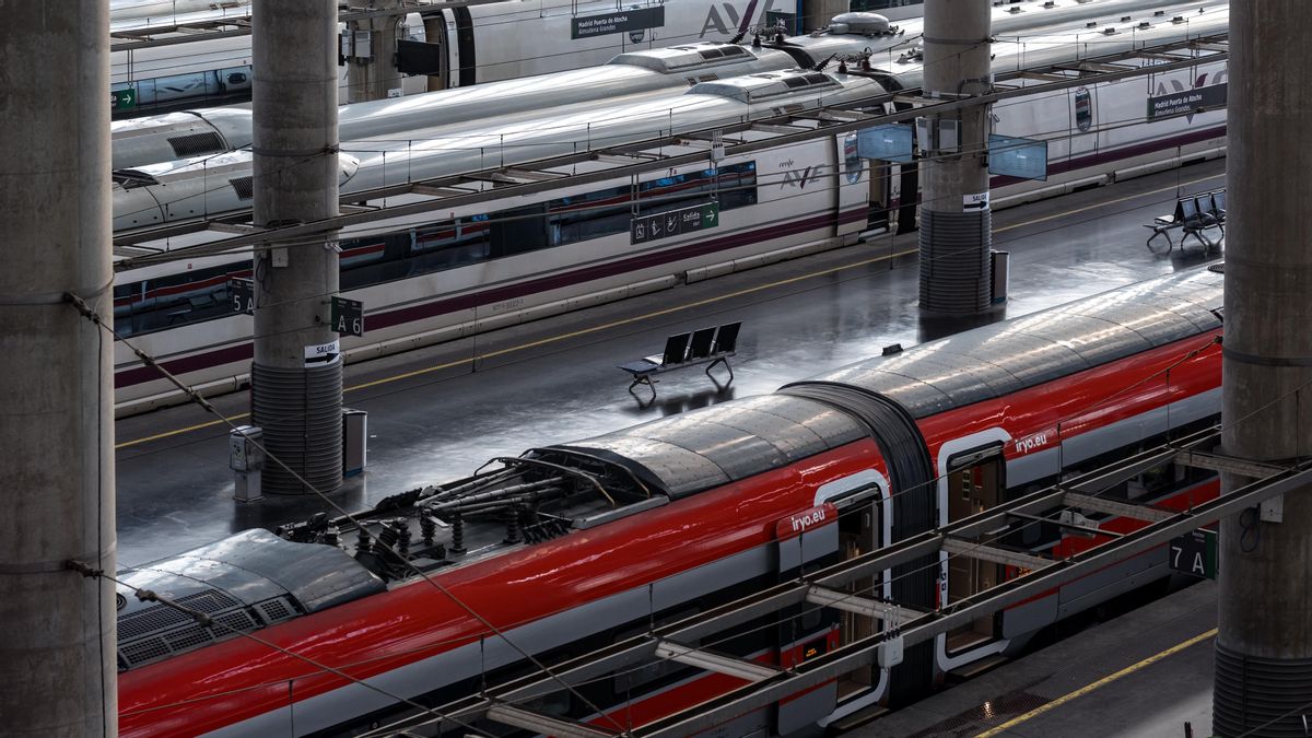 Trenes de Renfe e Iryo en la estación de Atocha, en Madrid, en una imagen de archivo.
