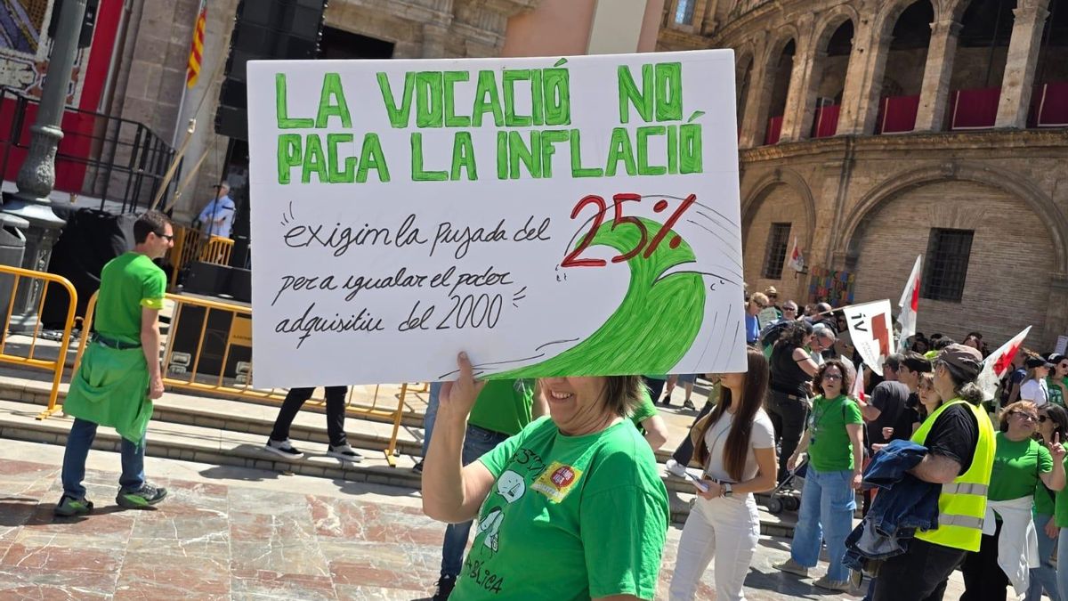 Miles de docentes se manifiestan en València en el primer día de huelga indefinida