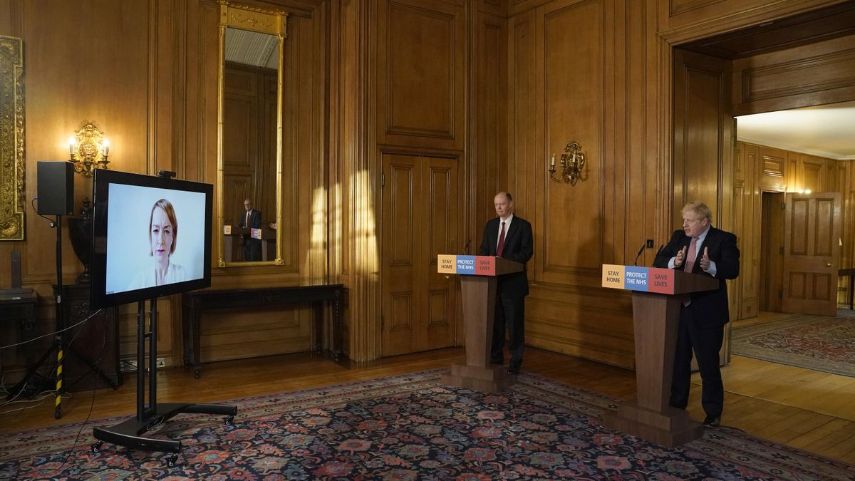 Periodistas preguntan al primer ministro británico, Boris Johnson, a través de una pantalla durante una conferencia de prensa
