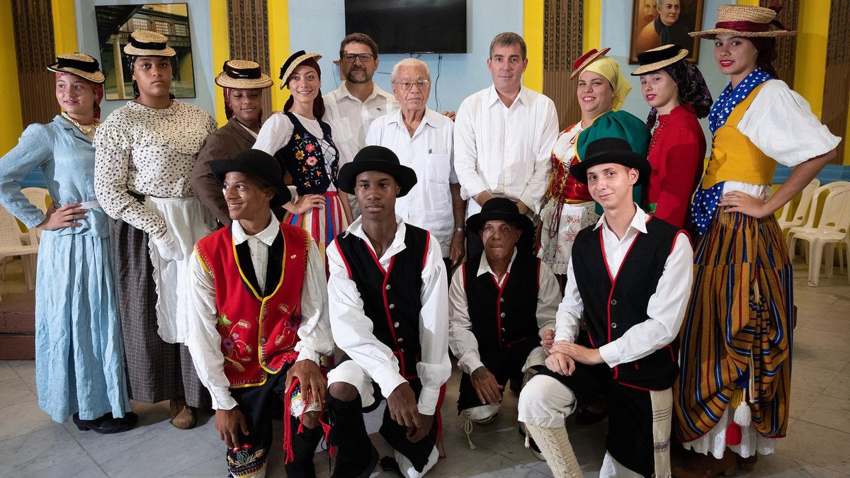 El presidente del Gobierno de Canarias, Fernando Clavijo, junto a descendientes canarios en Cuba