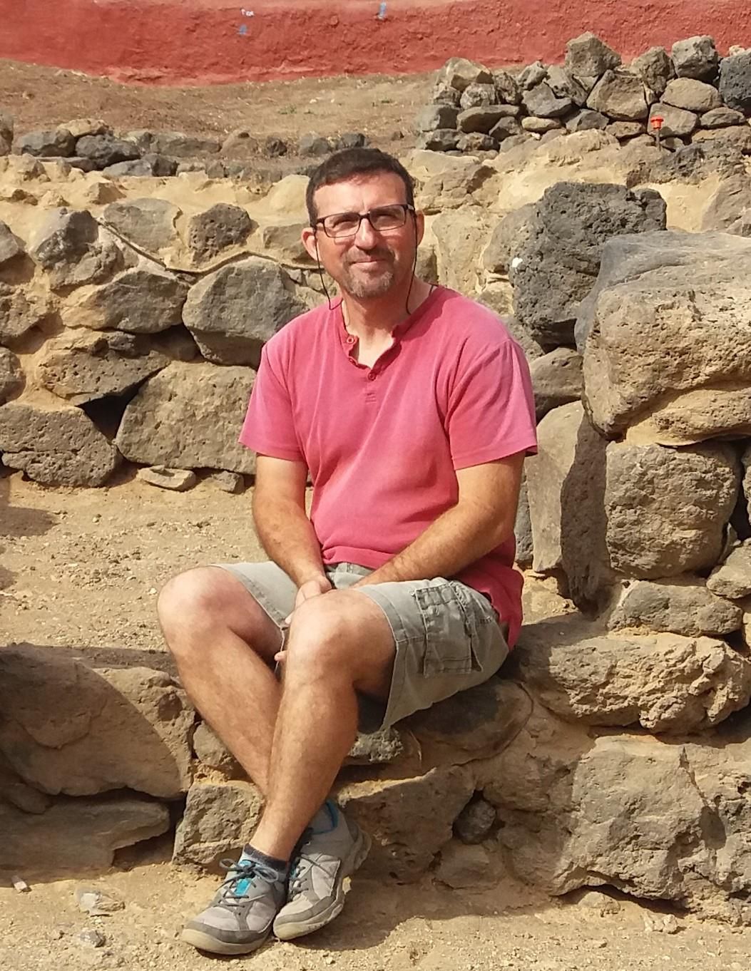 El arqueólogo Abel Galindo, en el yacimiento de La Garita (Telde, Gran Canaria)