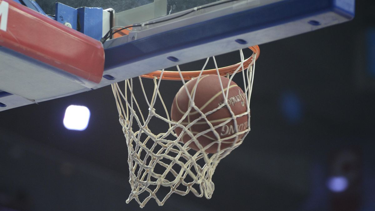 Balón de baloncesto entrando a canasta. Archivo