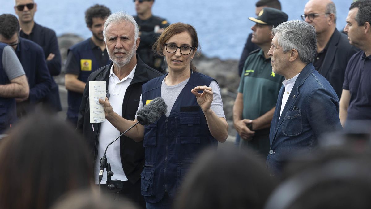 Los ministros de Política Territorial, Ángel Víctor Torres (i); de Sanidad, Mónica García (c); e Interior, Fernando Grande Marlaska (d), este lunes en el puerto de Granadilla.