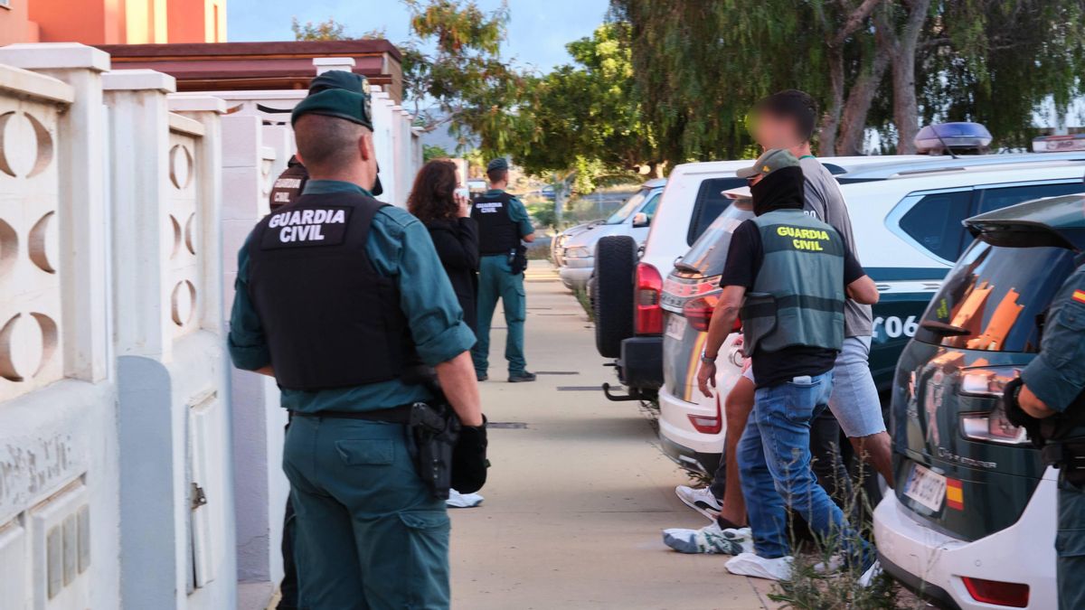 La Guardia Civil detiene al joven de 22 años investigado por la presunta comisión de un delito de asesinato cualificado y un delito continuado de estafa en relación con la muerte violenta de su madre en Corralejo (Fuerteventura).