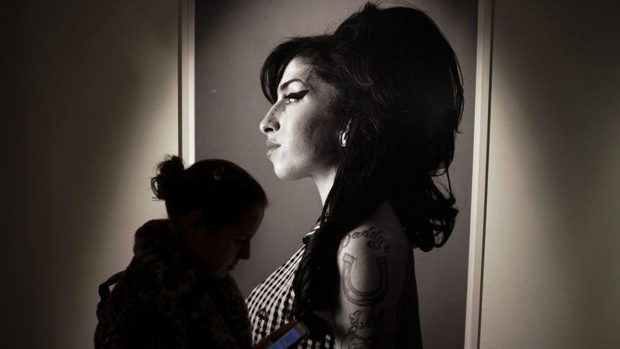 Un visitante pasa frente a un retrato de la fallecida cantante británica Amy Winehouse hecho por el cantante y compositor canadiense Bryan Adams. EFE/PEDRO FREITAS SILVA/Archivo