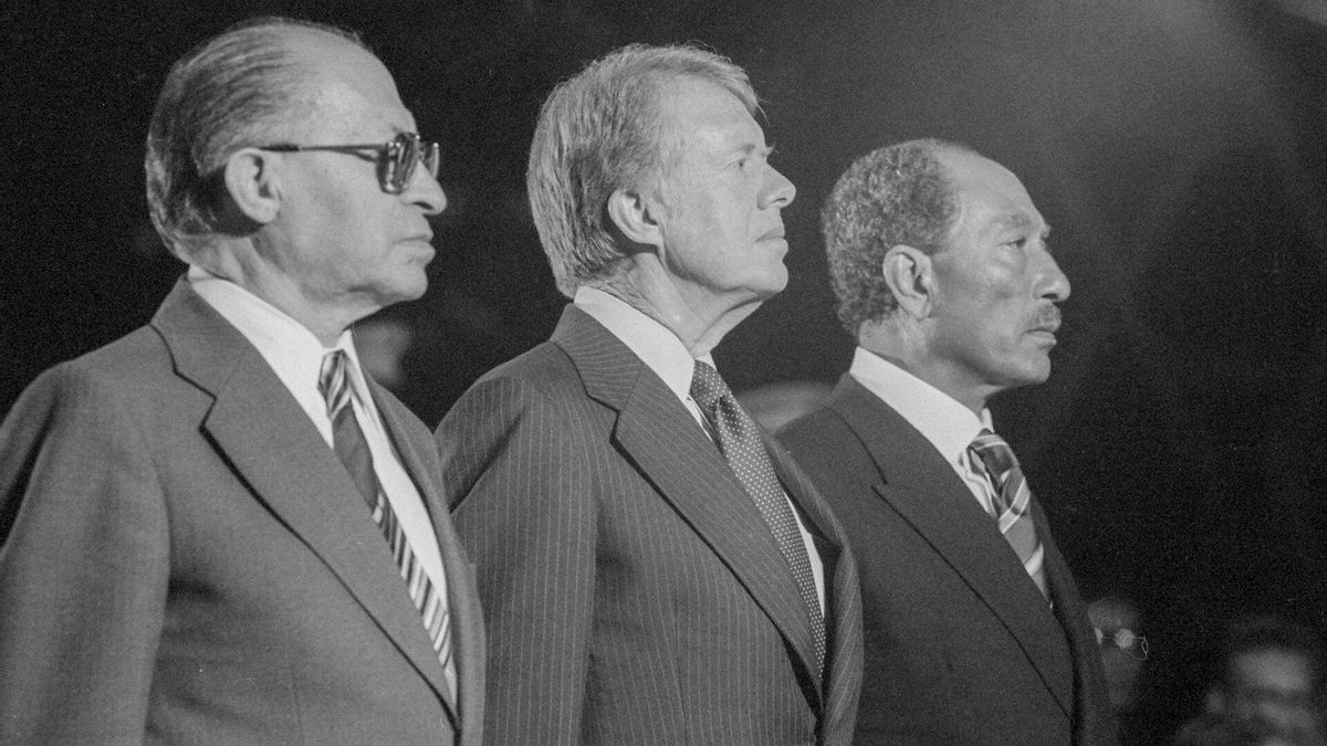 Menachem Begin, Jimmy Carter y Anwar Sadat firman los Acuerdos de Camp David en 1978.