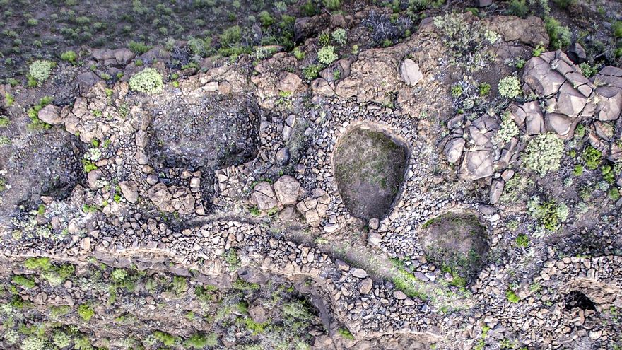 Yacimiento La Fortaleza. Vista aérea de las estructuras ceremoniales construidas en la cima -570 metros de altura- del macizo pétreo que da nombre al enclave.