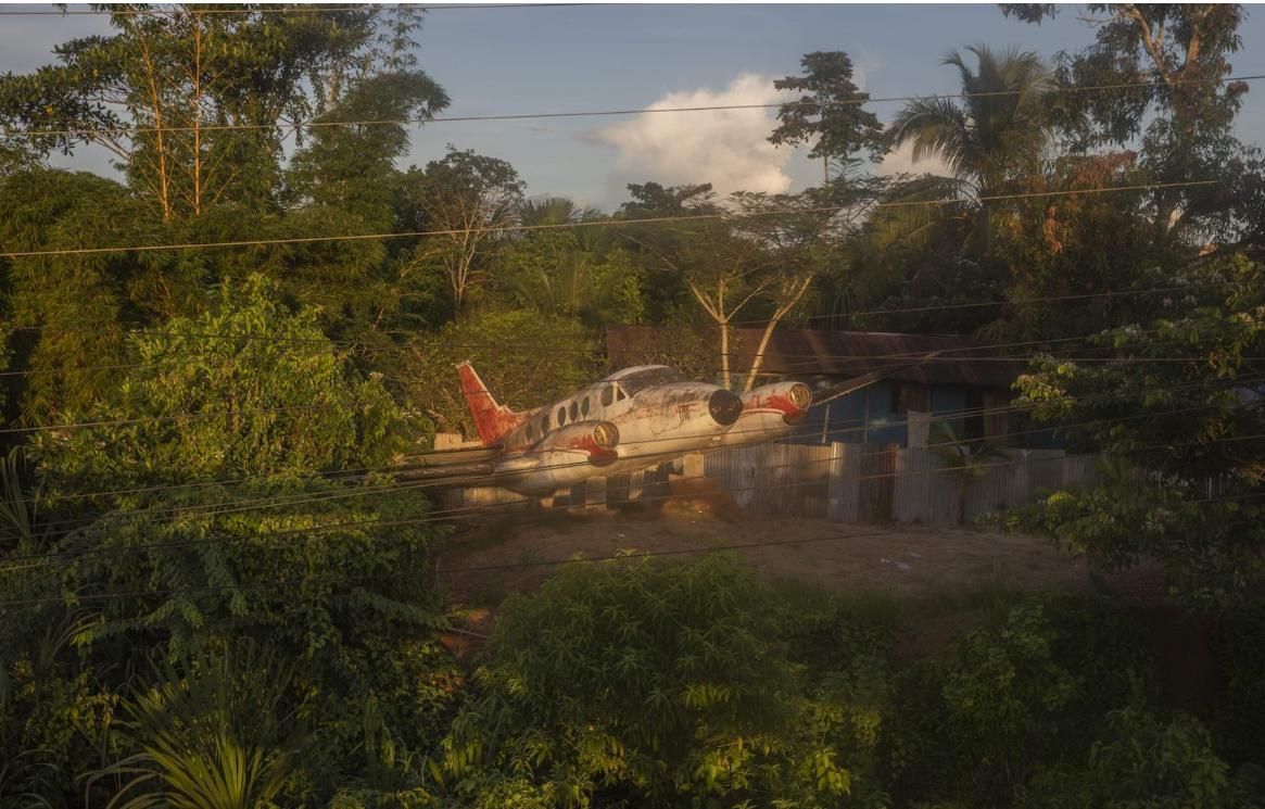 En Ciudad Constitución, distrito de Pasco, las avionetas son casi un símbolo de la localidad. Cerca se encuentran decenas de pistas ilegales detectadas por la herramienta de búsqueda desarrollada con IA para esta investigación.