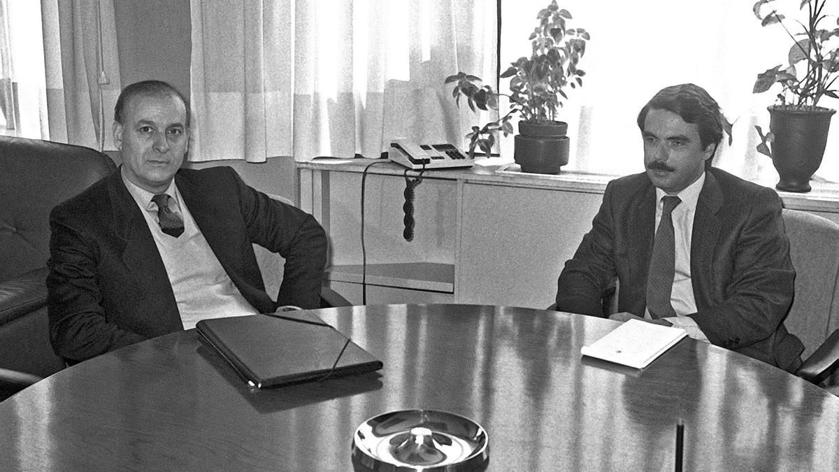 Los presidentes del Partido Popular, José María Aznar, y de Cantabria, Juan Hormaechea, durante la firma de un acuerdo para garantizar la gobernabilidad en 1990.