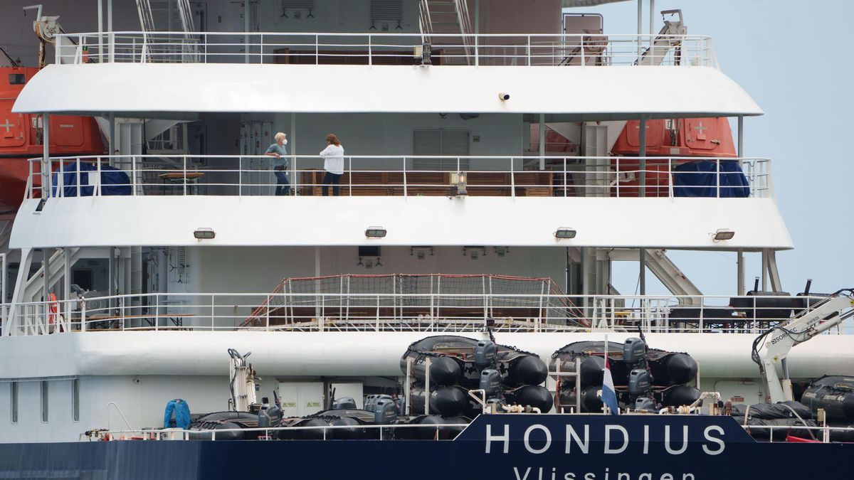 El crucero 'MV Hondius' en el puerto de Granadilla (Tenerife) pocas horas antes de zarpar hacia Países Bajos.
