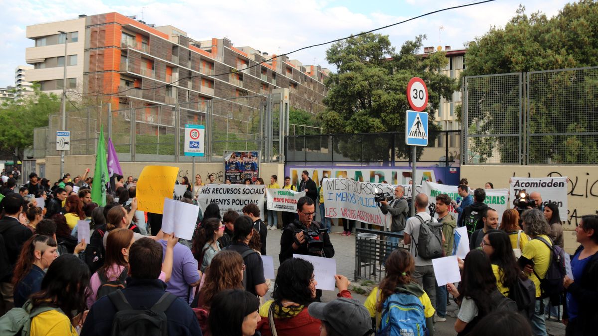 Reunión de docentes en L'Hospitalet contra el despliegue de mossos en institutos