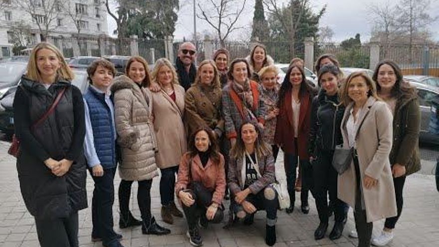Las dirigentes del PP, Cuca Gamarra y Mar Blanco, junto a un grupo de militantes durante la manifestación del 8M en Madrid.