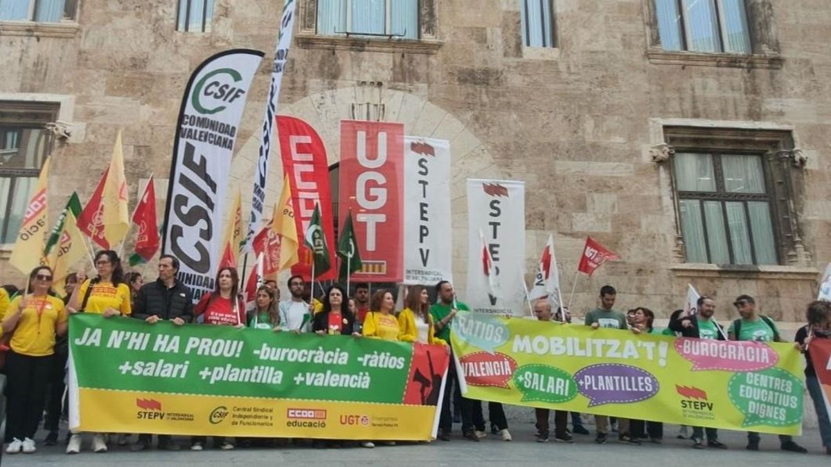 Representantes sindicales de educación, concentrados a las puertas del Palau de la Generalitat.