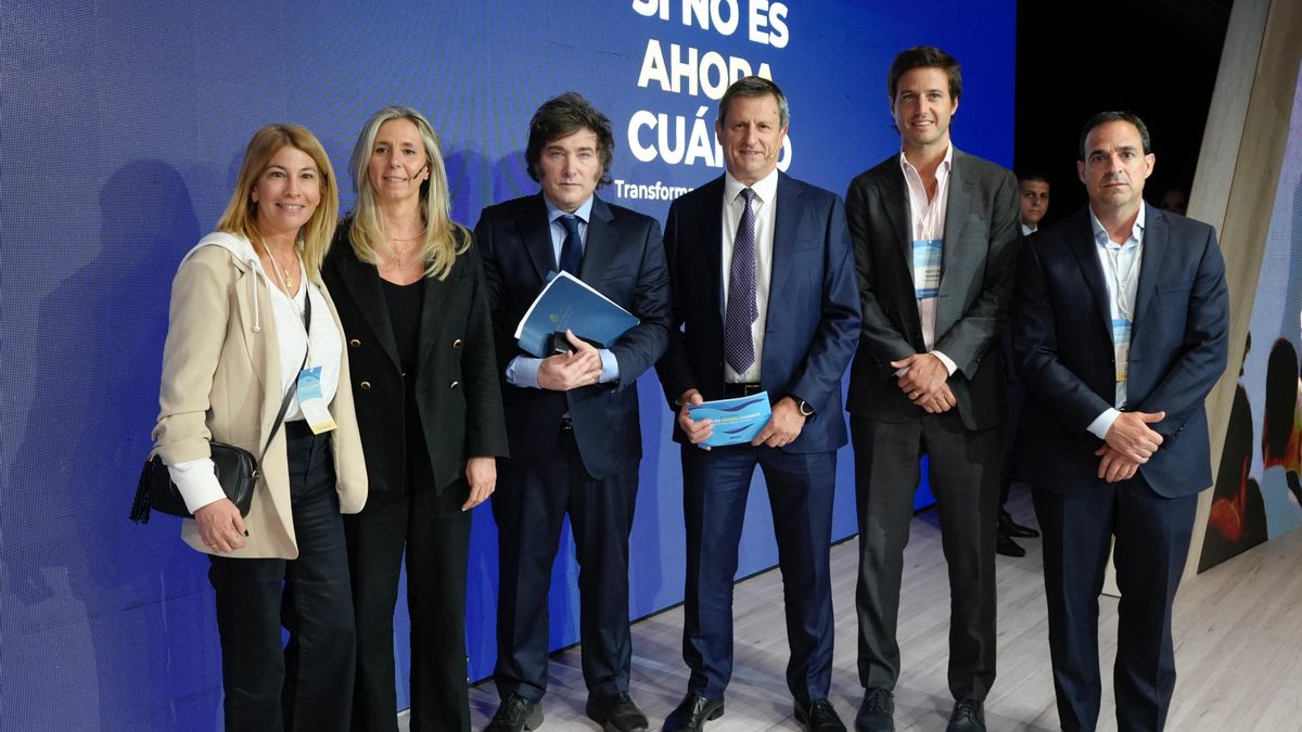 Milei y los empresarios Sofía Vago, Gabriela Renaudo, Santiago Mignone, Eduardo Bastitta y Eduardo Lopardo.