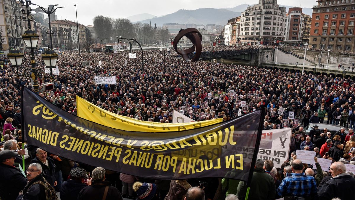 Miles de jubilados y pensionistas, convocados por la plataforma de asociaciones de jubilados, viudas y pensionistas de Bizkaia ,se han manifestado hoy por las calles de Bilbao (Vizcaya) en defensa de unas pensiones dignas, del sistema público de pensiones y de su actualización en base al IPC