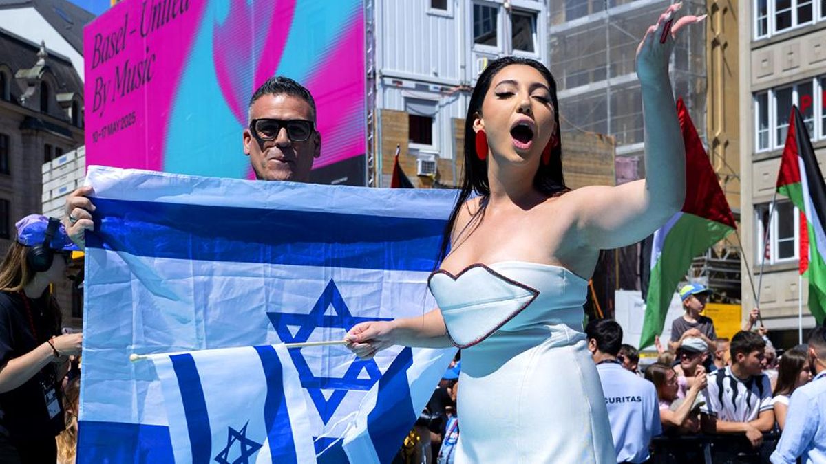 La representante de Israel en Eurovisión 2025, Yuval Raphael, rodeada de banderas palestinas