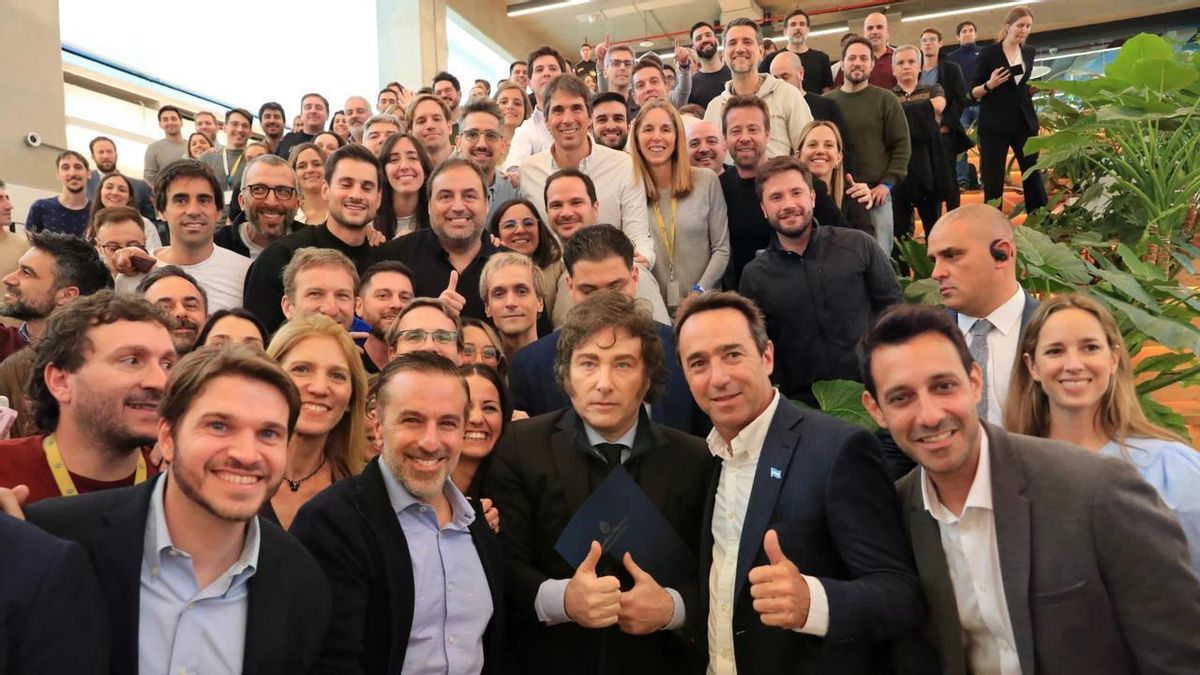 Javier Milei, Marcos Galperín y empleados de Mercado Libre. En Brasil, el fisco le reclama US$897 millones en litigios acumulados. 