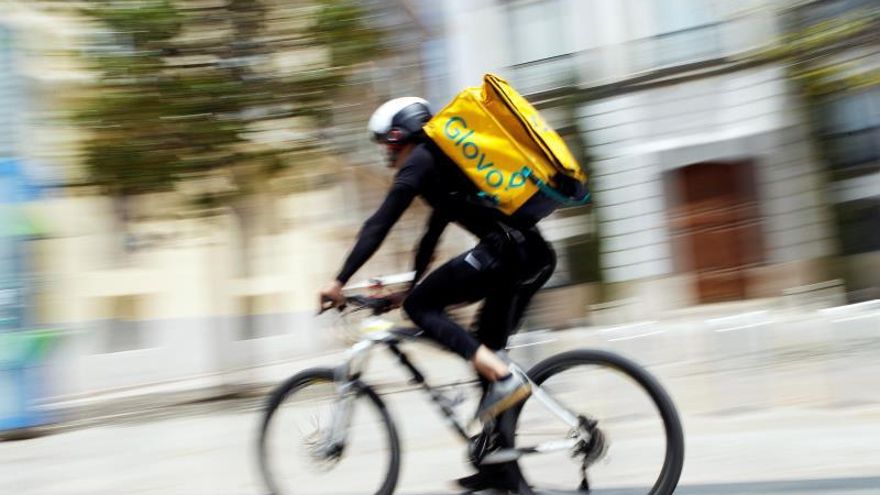 Imagen de archivo de un repartidor de Glovo.
