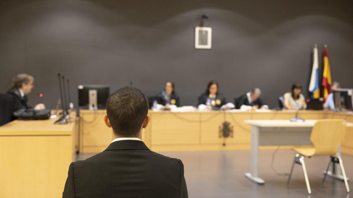 El policía acusado de torturas en Lanzarote, ante el tribunal de la Sección Segunda de la Audiencia Provincial de Las Palmas. (QUIQUE CURBELO / EFE)