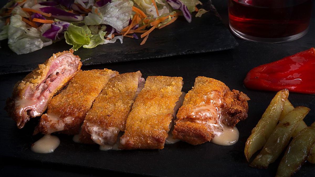Ternera asturiana, jamón y queso: así es el auténtico cachopo