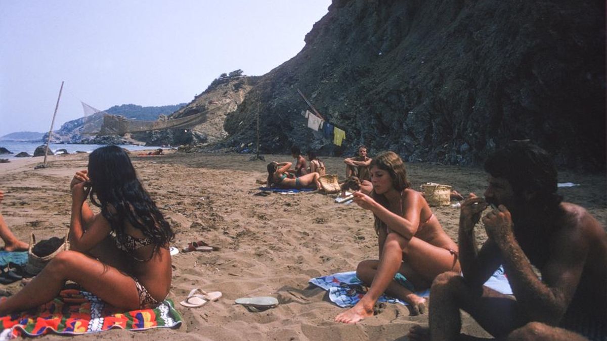 Almuerzo turístico en s’Aigua Blanca, una de las playas salvajes en las que se bañó el fotógrafo cuando visitó Eivissa en 1970.