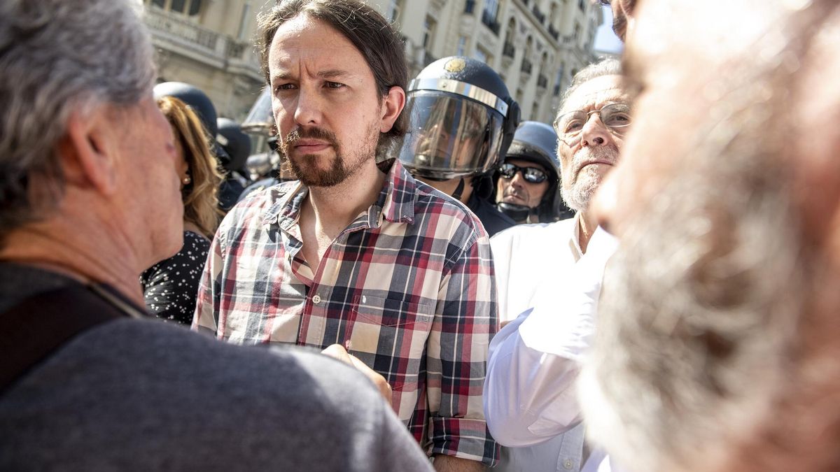 Pablo Iglesias habla con pensionistas concentrados junto al Congreso el pasado miércoles.