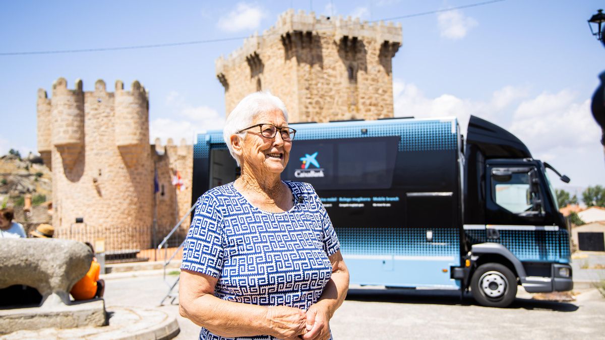 Pilar García, clienta de la oficina móvil CaixaBank en Villaviciosa, Ávila