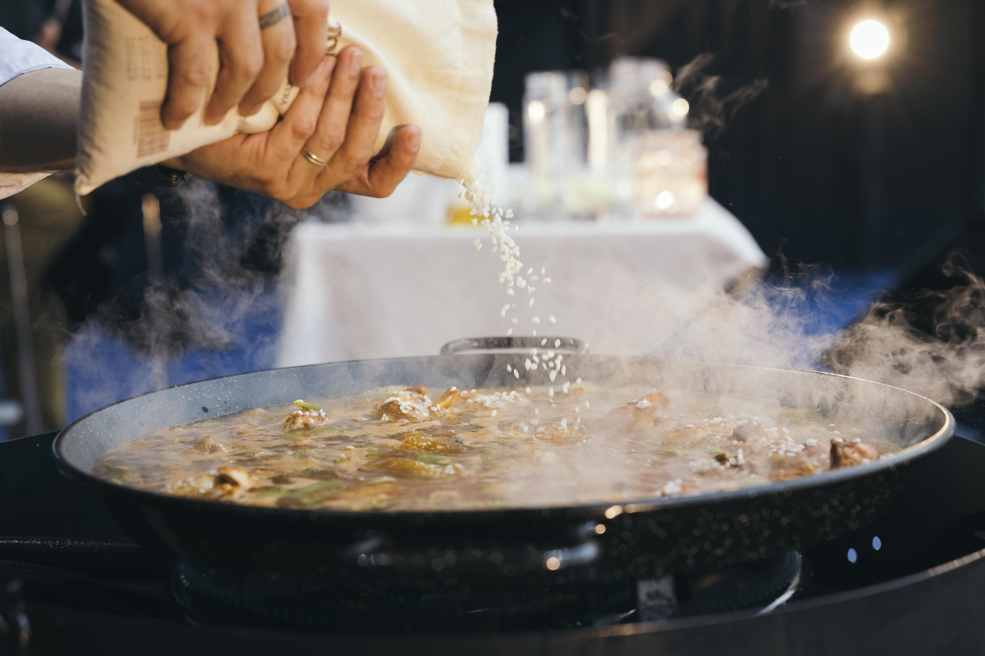 Las manos del cocinero Víctor Vidal elaborando la paella