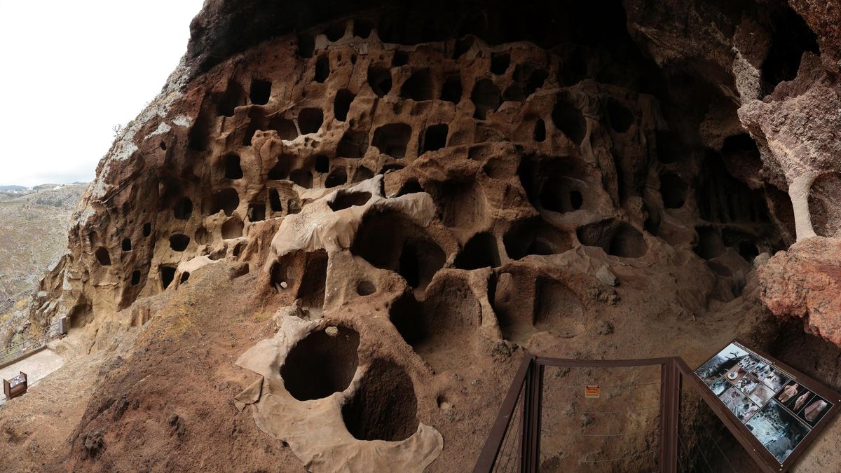 Este granero, en el barranco de Valerón (Gran Canaria), prueba la evolución de la sociedad indígena, que pasó de un estado tribal a una organización más avanzada, en la que se almacenaban y custodiaban los recursos de la comunidad.