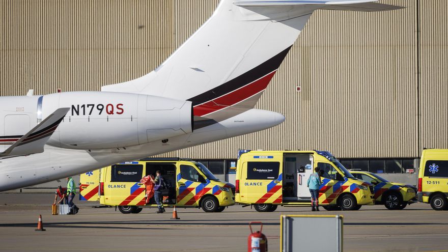 Personal médico con ambulancias espera en el aeropuerto de Schiphol, cerca de Ámsterdam, para la evacuación de uno de los infectados que ha sido ya repatriado.