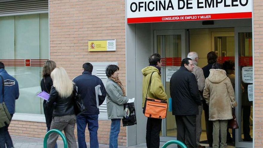 Un grupo de personas hacen cola en la entrada de una oficina de empleo de la Comunidad de Madrid.
