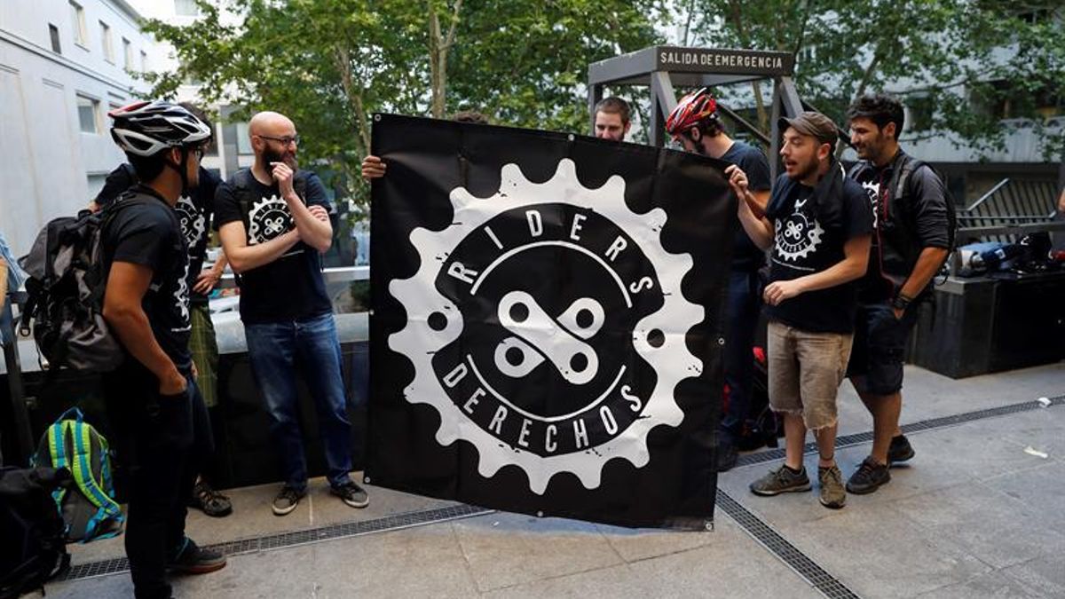 Deliveroo defiende flexibilidad y asociación repartidores habla de esclavitud
