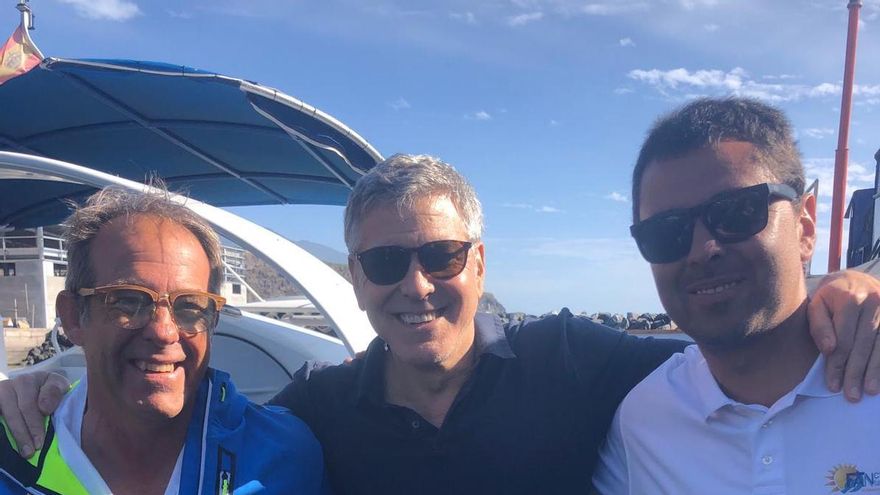 George Clooney se fotografió en el Puerto de Tazacorte con Ramón Cueto (propietario del Fancy II, a la izquierda) y Aníbal, uno de los marineros de la embarcación.