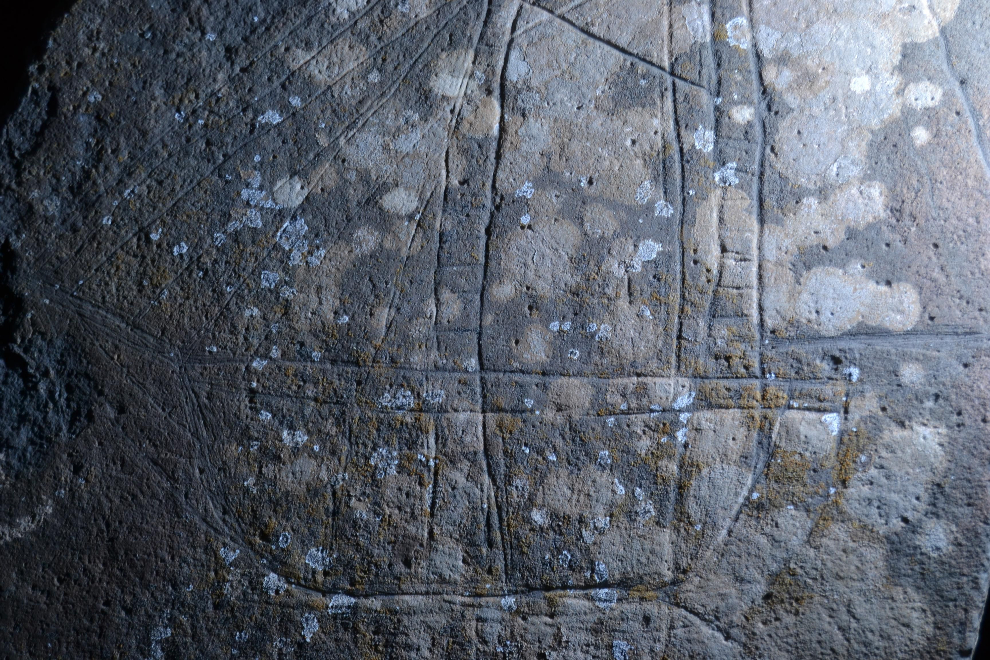 En las islas hay muchos grabados barquiformes, la mayoría coetáneos a la Conquista por el tipo de nave. Este grabado está en Fuerteventura