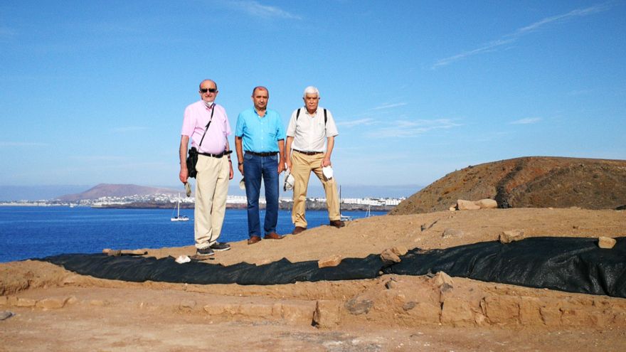 Eduardo Aznar (derecha) y Antonio Tejera. En el centro, Maximino Nieves, colaborador de los catedráticos en la excavación que realizaron en los años 80 en el Rubicón