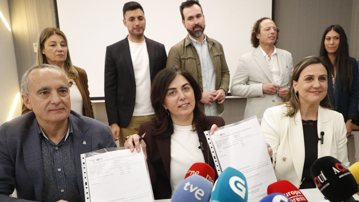 Anuncio de la moción de censura por el grupo municipal del PP, encabezado por Elena Candia (centro), y la tránsfuga María Reigosa (derecha).
