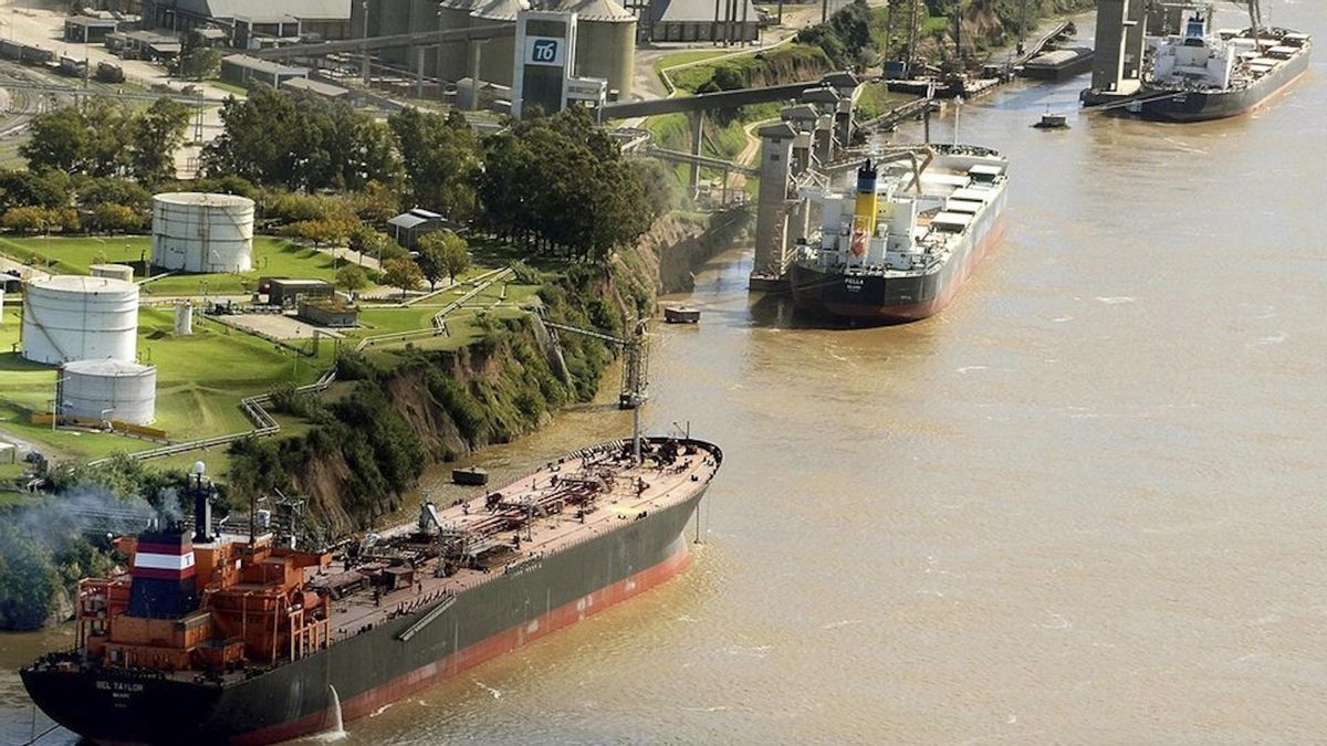 La Hidrovía abarca a los ríos Paraná, Paraguay y Uruguay es el canal por donde se transporta el 90% de las exportaciones agronidustriales argentinas.