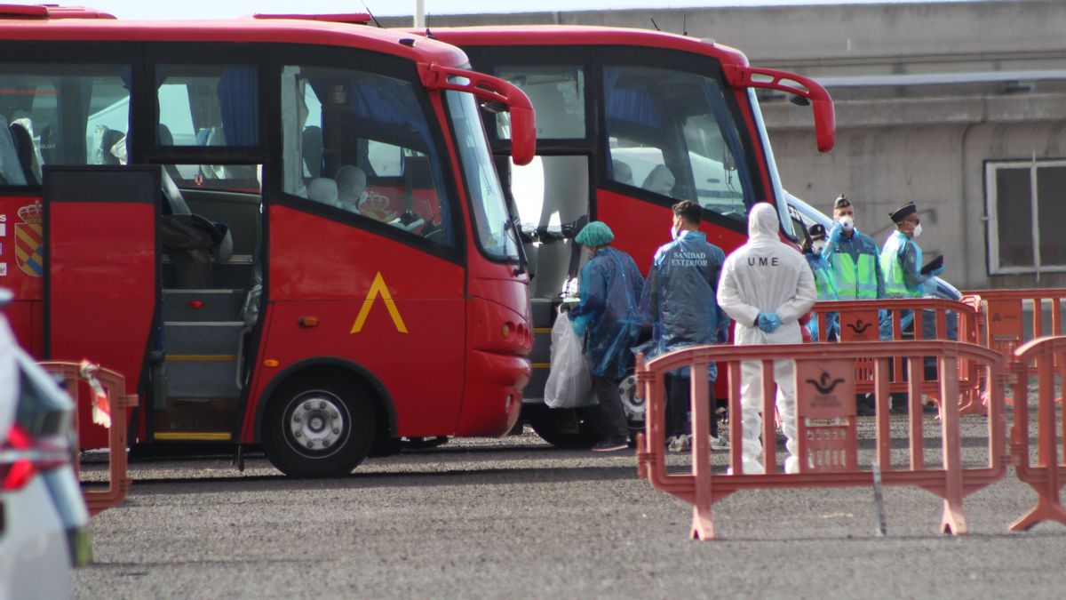 Los españoles desembarcan del buque Hondius en el puerto de Granadilla, infectado con hantavirus.
