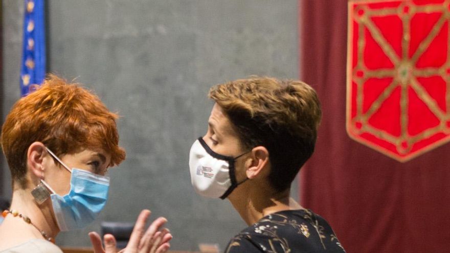 Bakartxo Ruiz (EH Bildu) y la presidenta de Navarra, María Chivite, en el Parlamento foral