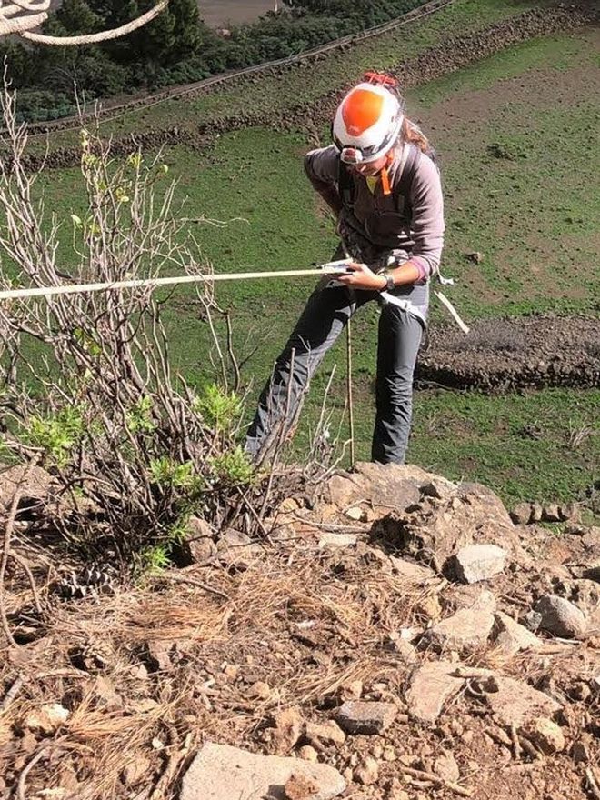 La arqueóloga palmera Nuria Álvarez investiga casos de termoalteración en yacimientos funerarios y dirige el proyecto Cuevas Colgadas