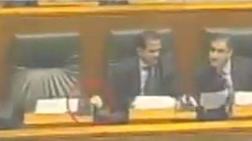 Carlos Iturgaiz manipula el sistema de presencia de Mayor Oreja en el Parlamento vasco en 2003