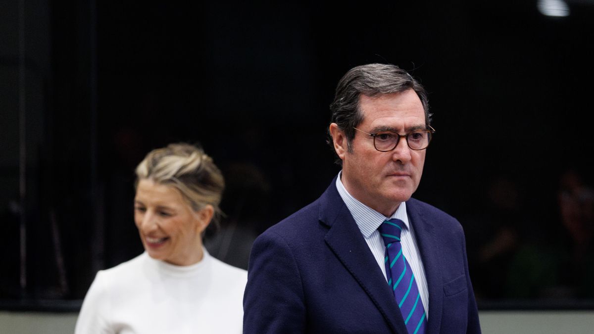 El presidente de la CEOE, Antonio Garamendi, y la vicepresidenta segunda y ministra de Trabajo y Economía Social, Yolanda Díaz, de fondo, en una imagen de archivo.