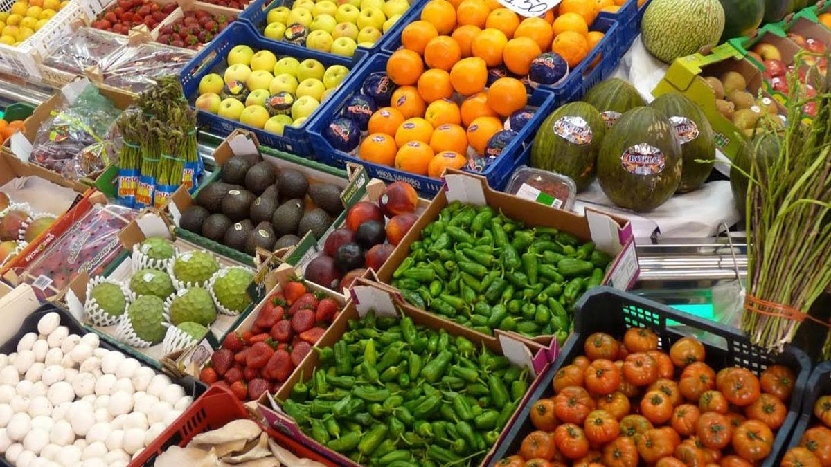 Imagen de archivo de un expositor con productos vegetales frescos.
