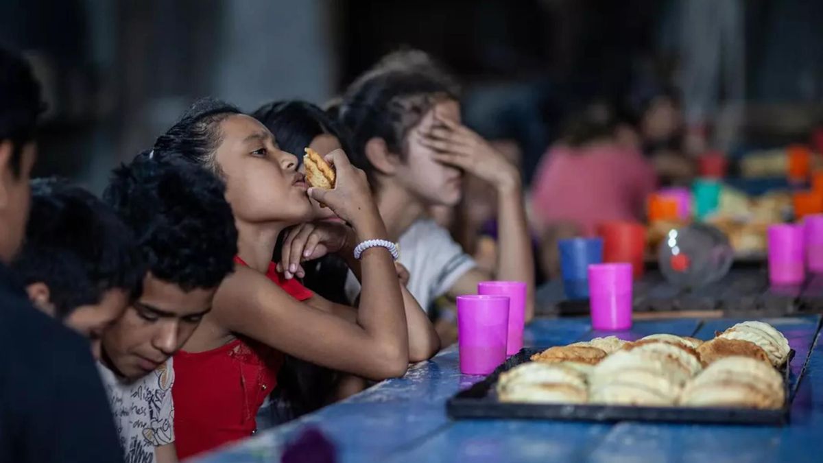 Niños alimentándose en el comedor comunitario “Camino al Cielo”, en el barrio Santa Brígida de la localidad de San Miguel.