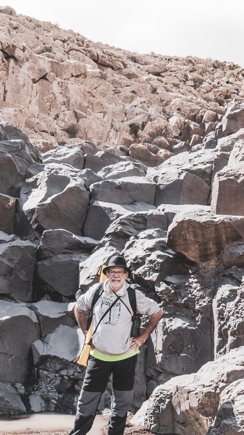 El arqueólogo José de León, en el Barranco del Cavadero (Fuerteventura), autor del descubrimiento de varios paneles alfabéticos en las dos islas orientales de Canarias