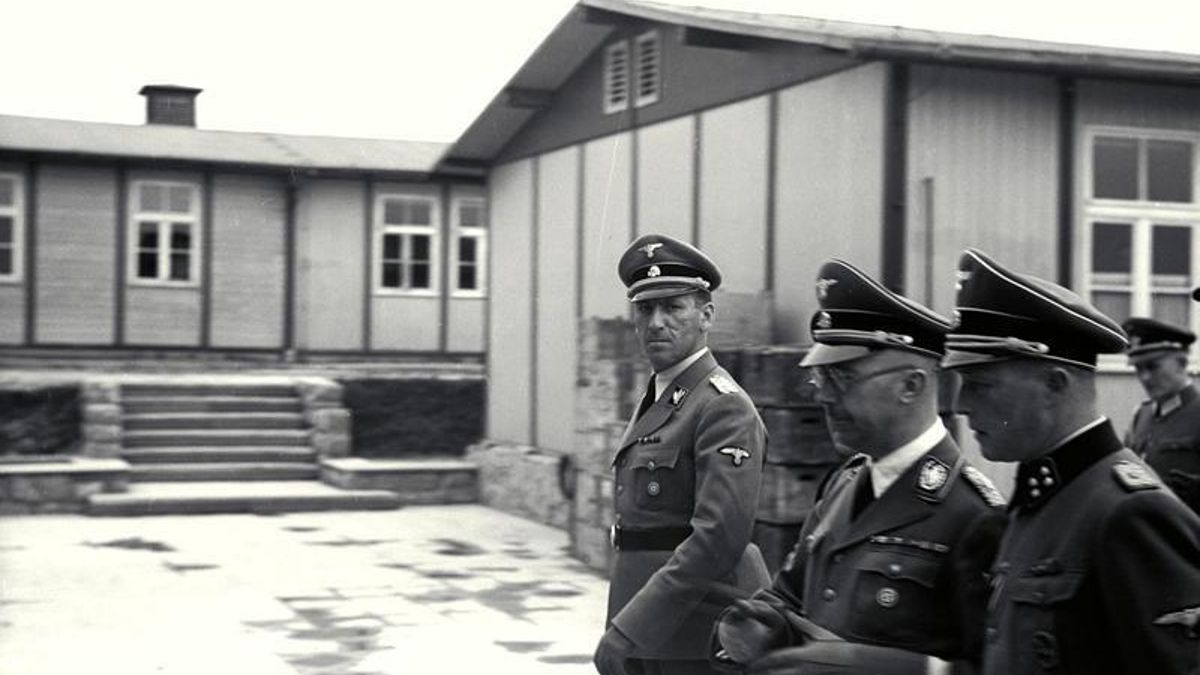 El jerarca nazi Ernst Kaltenbrunner junto visita el Campo de concentración de Mauthausen. La fotografía fue tomada por Francisc Boix y sirvió como prueba en los Juicios de Nuremberg.