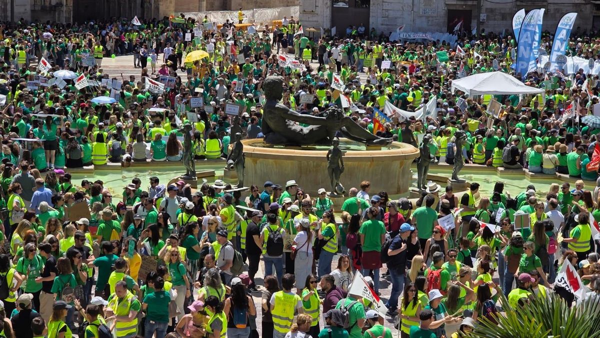 Miles de docentes se manifiestan en València en el primer día de huelga indefinida